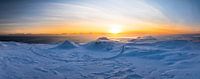 Zonsondergang boven de sneeuwvelden