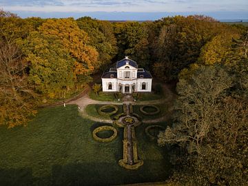 Landhaus im Herbstwald mit symmetrischem Garten von Ewold Kooistra