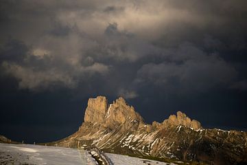 Spectaculaire wolkenlucht met ochtendzon in de Dolomieten
