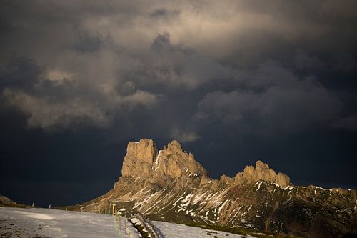 Spectaculaire wolkenlucht met ochtendzon in de Dolomieten van Sean Vos