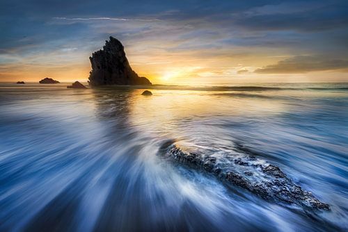 Kust van Portugal bij Lissabon bij zonsondergang.