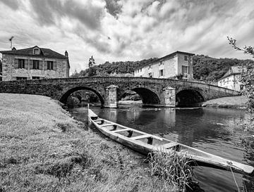 Stenen brug en bootje in dorp in Frankrijk van Martijn Joosse