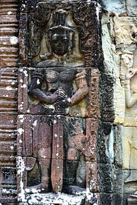 Banteay: Die in Stein gemeißelte Statue