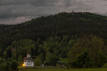 Abendstimmung mit Kirche im Gebirge von Holger Spieker