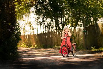 meisje verdrietig rood fietsje jurkje bos pad zonlicht