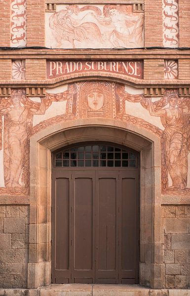Retro facade met muurschildering I Sitges, Barcelona, Spanje I Spaanse architectuur aan de Middellan van Floris Trapman