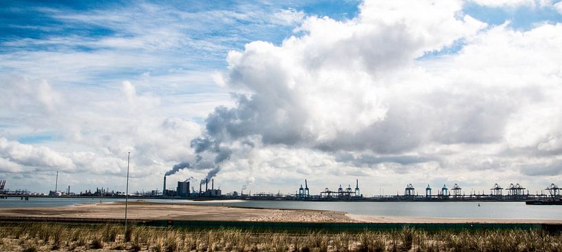 Industry near the 2nd Maasvlakte in colour by de buurtfotograaf Leontien