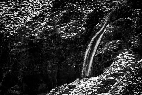 Stroom in Zwart-Wit Waterval in Eenzaam Winterlandschap