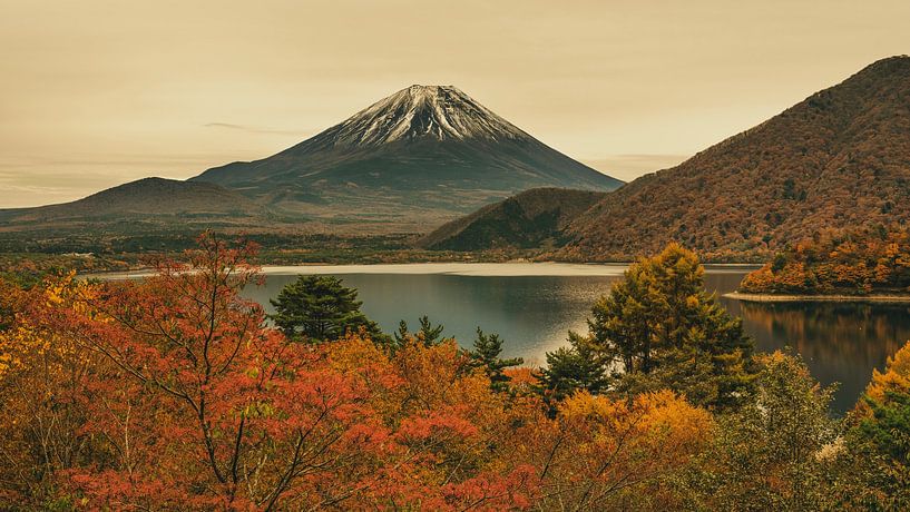 Herfstbeeld van Fuji-san bij Lake Motosu – een klassiek Japans panorama van Teun Ruijters