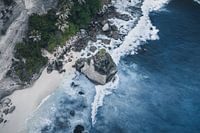 Côte tropicale avec formation rocheuse et surf