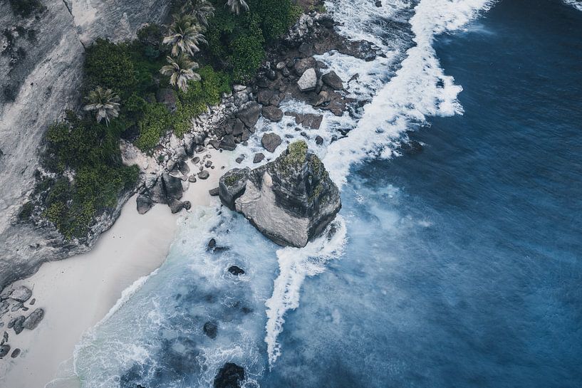 Côte tropicale avec formation rocheuse et surf par Dylan Shu Photography
