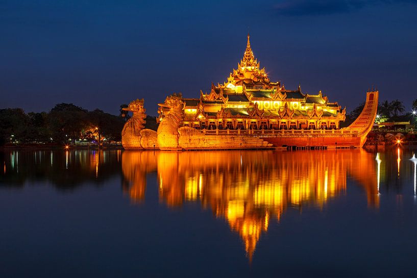 Die königliche Barke in Yangon von Roland Brack