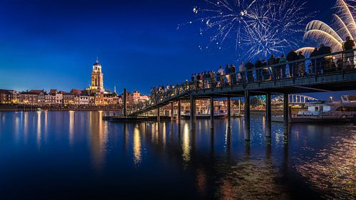 Vuurwerk boven Deventer tijdens het blauwe uur in Overijssel