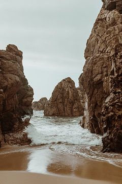 Rotsachtig strand - fotografie Portugal