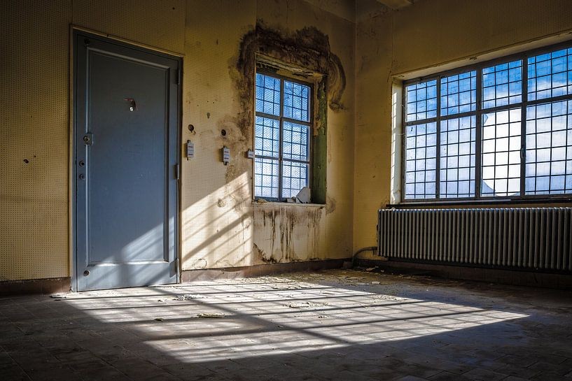 Licht in einem verlassenen Gebäude von Steven Dijkshoorn