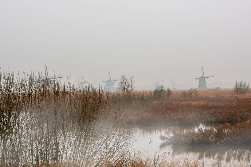 Kinderdijk met de windmolens in de mist. von Brian Morgan