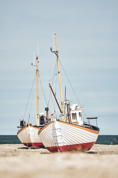 Oude vissersboten op het strand van Florian Kunde