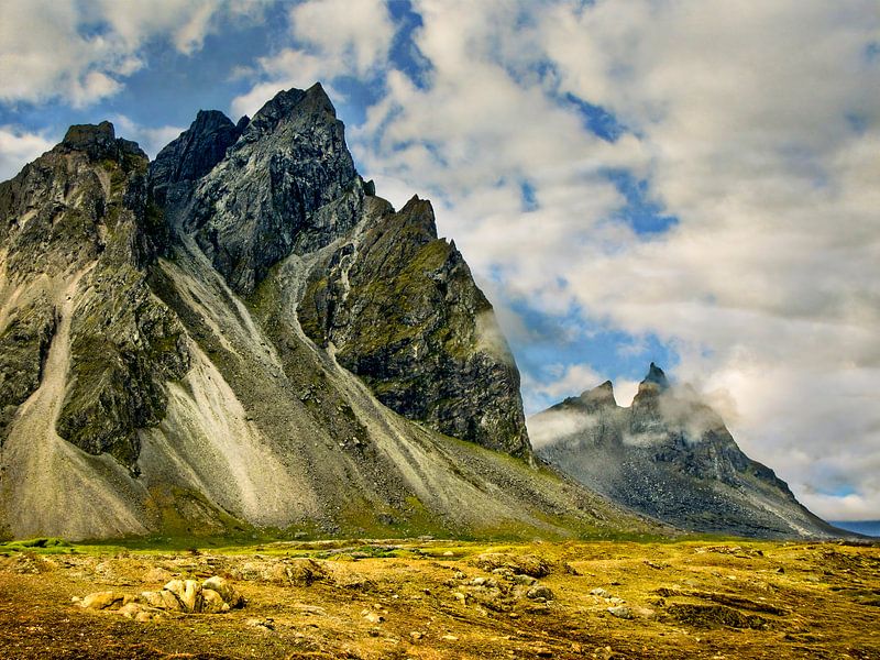 Woeste bergen in een ongerept landschap, IJsland van Rietje Bulthuis