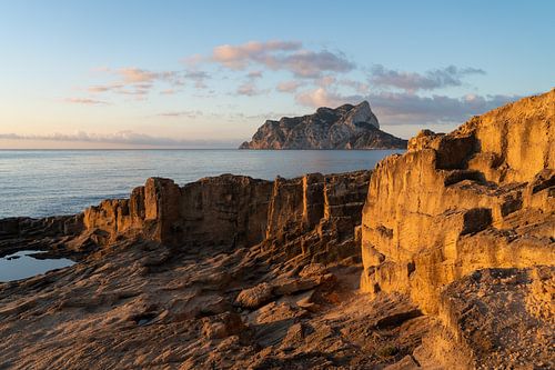 Lever de soleil sur la côte rocheuse de Calpe sur Adriana Mueller