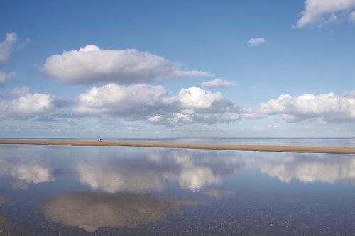 Zeezicht met wolkenlucht weerspiegeld, op Texel