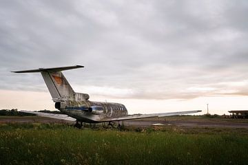 Verlassenes Flugzeug im Zerfall.