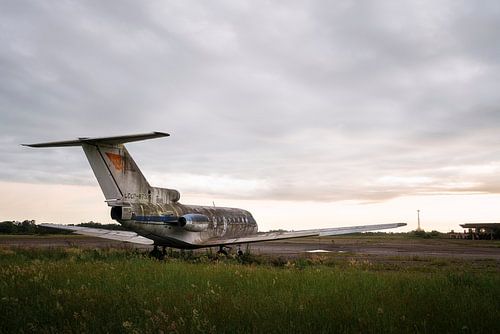 Avion abandonné en décomposition.