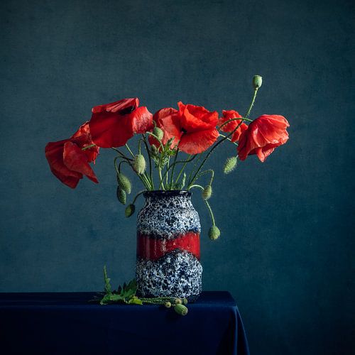 Nature morte aux coquelicots dans un vase vintage sur Mariska Vereijken
