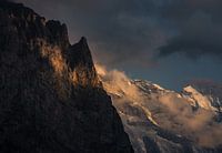 De avond zon op de ruige bergwand.