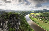 Uitzicht op het uitgestrekte Elbezandsteengebergte van Anselm Ziegler Photography thumbnail