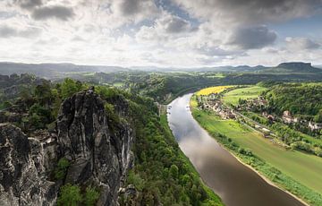 Uitzicht op het uitgestrekte Elbezandsteengebergte van Anselm Ziegler Photography