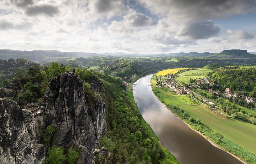 Uitzicht op het uitgestrekte Elbezandsteengebergte van Anselm Ziegler Photography
