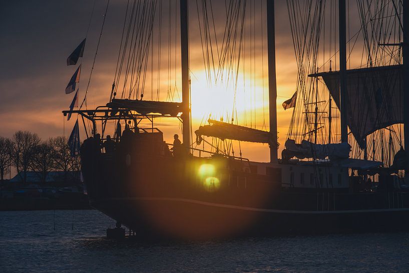 Mast eines Segelbootes in den Strahlen der untergehenden Sonne von Fotografiecor .nl