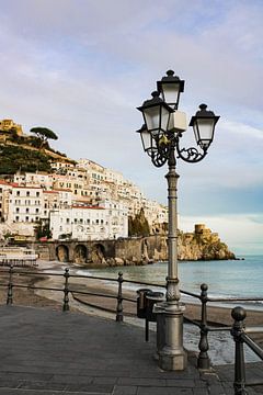 Lantaarn op een romantische boulevard aan de Amalfi kust van Daphne Dorrestijn