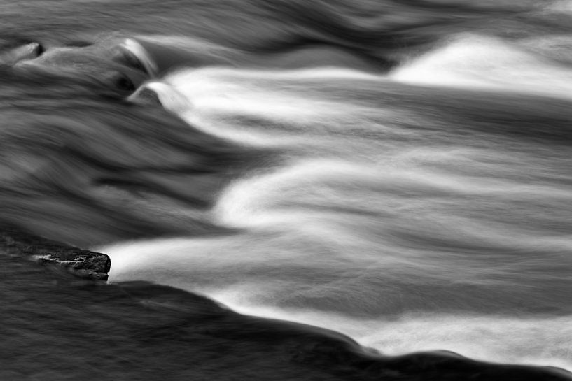 Wasserbewegung eines Baches in Detailansicht von Ralf Lehmann