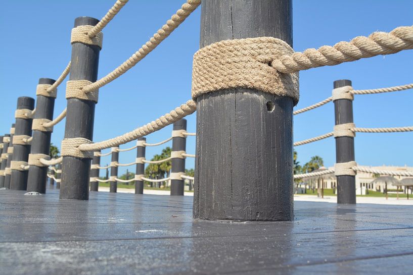 Loopbrug naar de zee op het strand van Abu Dhabi van Carolin Kirschbaum