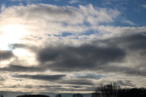 Lichte en donkere wolken