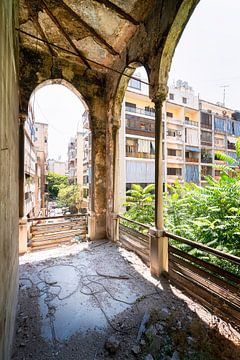 Korridor mit Blick auf die Stadt in einem verlassenen Palast. von Roman Robroek