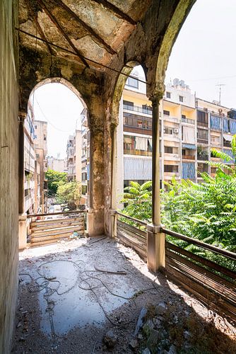 Couloir avec vue sur la ville dans un palais abandonné.