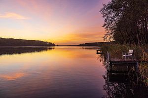 Sonnenaufgang mit Steg und Baum am Plauer See in der Stadt Plau 