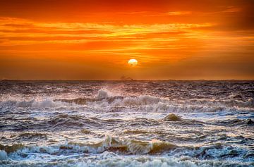 Stormachtige Zonsondergang vanaf het Hollandse strand van Alex Hiemstra