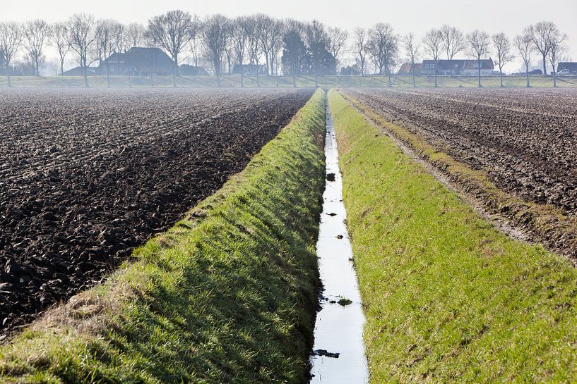 Omgeploegde velden en een greppel in de Hoeksewaard van Peter de Kievith Fotografie