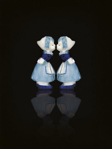 L'amour. Coussin bleu Delft couple, femmes. Sur fond noir