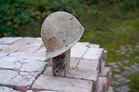 gestapelte Ziegel und alter Bauhelm auf einer Baustelle von Babetts Bildergalerie Miniaturansicht
