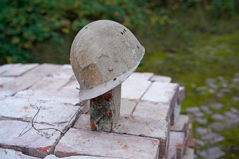 gestapelte Ziegel und alter Bauhelm auf einer Baustelle von Babetts Bildergalerie