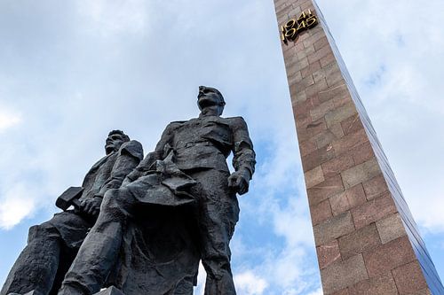 Geroicheskim Zashchitnikam Leningrada monument metsStandbeelden van Russische jonge werkman en jonge