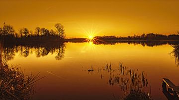 Zonsopkomst Zen gevoel amber kleurig meertje Leeuwarden Grote Wielen van Marcel Kieffer