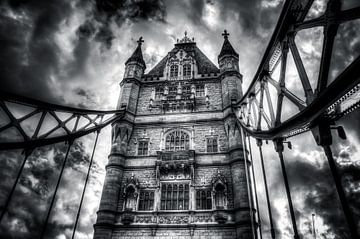 Tower Bridge in zwart/wit van Michiel ter Elst