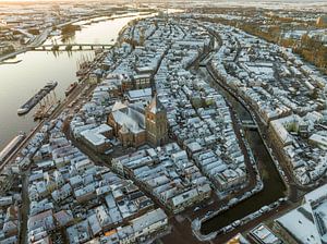 Kampen Stadtansicht am Fluss IJssel während eines kalten Wintersonnenaufgangs