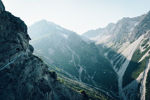 Sentier de randonnée à travers la vallée et la montagne jusqu'au refuge sur Alberto Schulzini