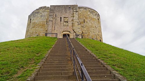 Clifford's Tower / York Castle is een ruïne van een kasteel in de Noord-Engelse stad York.